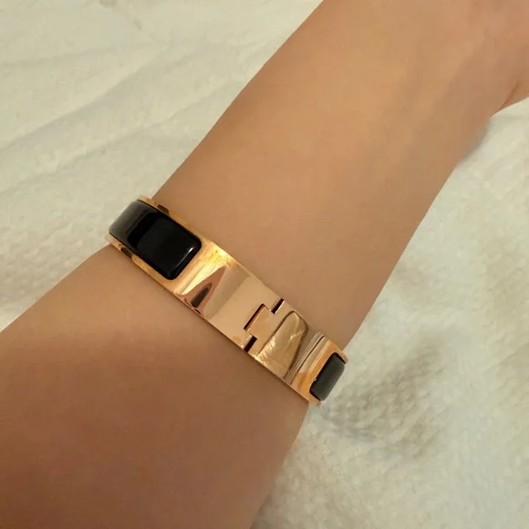 Black clic clac bangle with H buckle. - Picture 2 of 8